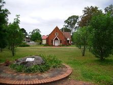 Hammondville Anglican Church + Memorial to Founder 16-10-2006 - Birk feed me - See Note